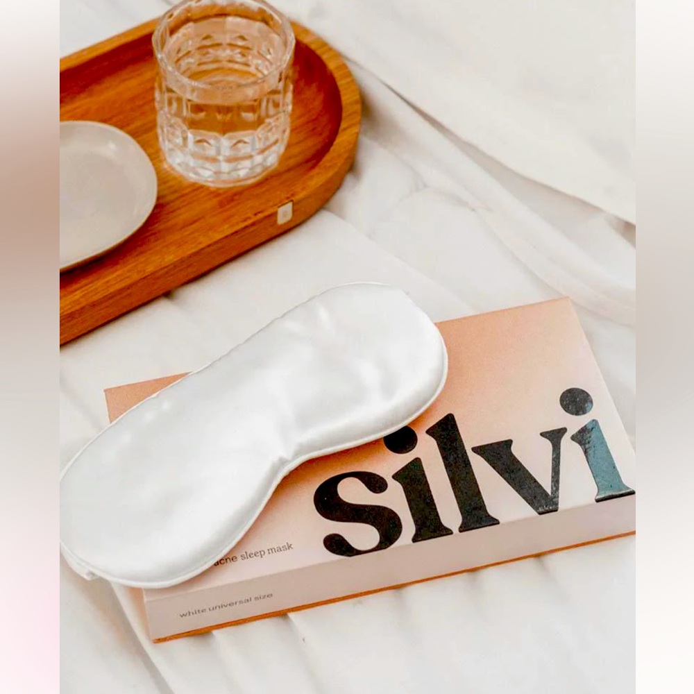 The Anti-Acne Silk Sleep Mask